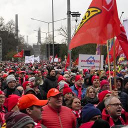Mitarbeiter von VW in Wolfsburg im Warnstreik 