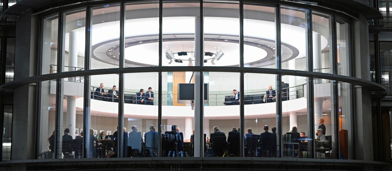 Der Sitzungsraum des Haushaltsausschusses zum Bundeshaushalt 2026 von außen