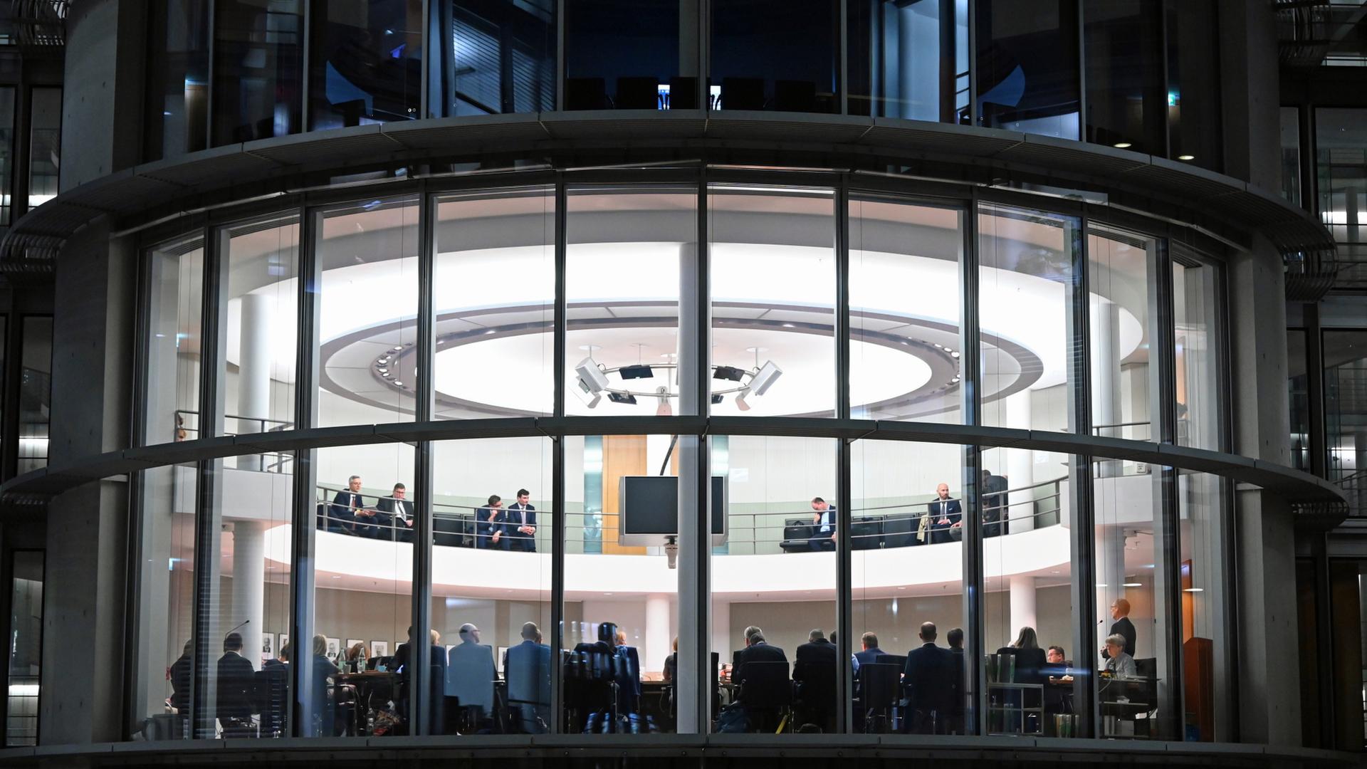 Der Sitzungsraum des Haushaltsausschusses zum Bundeshaushalt 2026 von außen | dpa