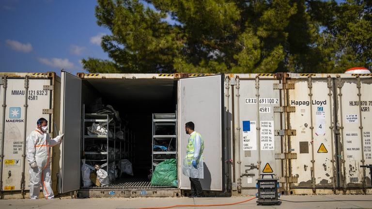 Die Leichen von Israelis, die bei einem beispiellosen Hamas-Angriff getötet wurden, werden zur Identifizierung auf einem Militärstützpunkt in Ramla, Israel, gesammelt. 