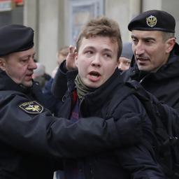 Der belarusische Regierungskritiker und Blogger Roman Protasewitsch wird festgenommen - eine Aufnahme vom 26.03.2017.