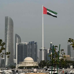 Die Flagge der Vereinigten Arabischen Emirate weht in Abu Dhabi.