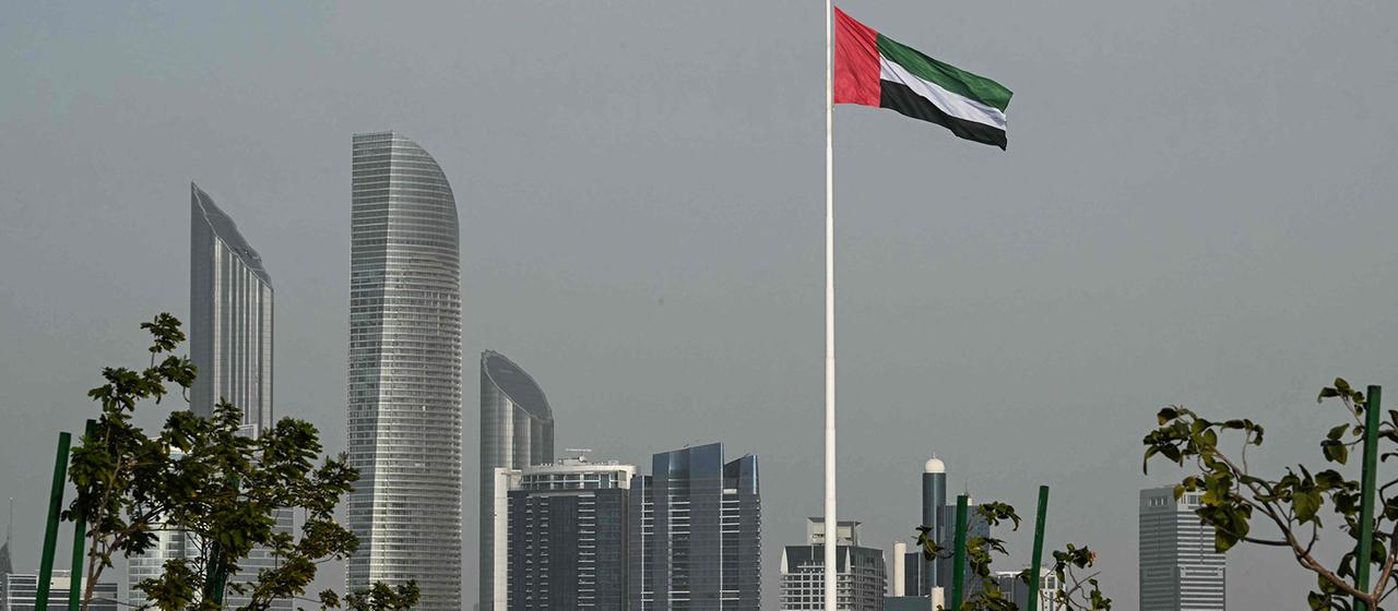 Die Flagge der Vereinigten Arabischen Emirate weht in Abu Dhabi.