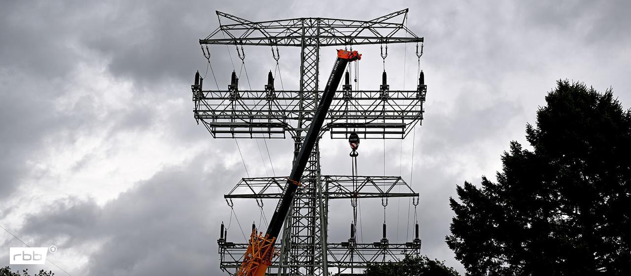 Archivbild:Ein Strommast wird repariert am 15.09.2025 im Berliner Südosten.(Quelle:dpa/B.Pedersen)