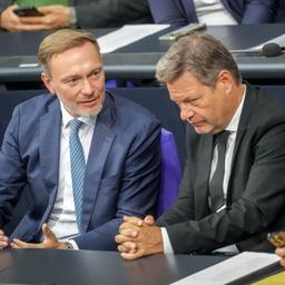 Christian Lindner (l-r,), Robert Habeck und Olaf Scholz nehmen an der Sitzung des Bundestags teil. 