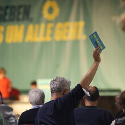 Delegierte stimmen bei einem Parteitag ab.