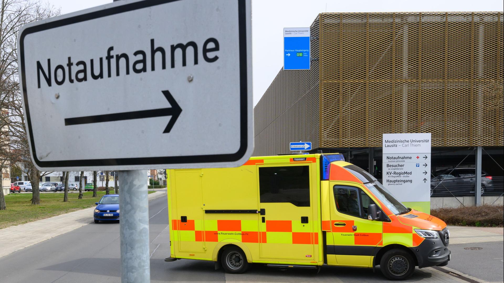 Ein Rettungswagen der Stadt Cottbus ist unterwegs zur Notaufnahme der Medizinischen Universität Lausitz. | Patrick Pleul/dpa
