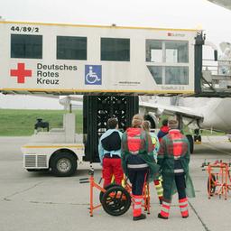 Mitarbeiterinnen und Mitarbeiter des Deutschen Roten Kreuzes auf einem Rollfeld