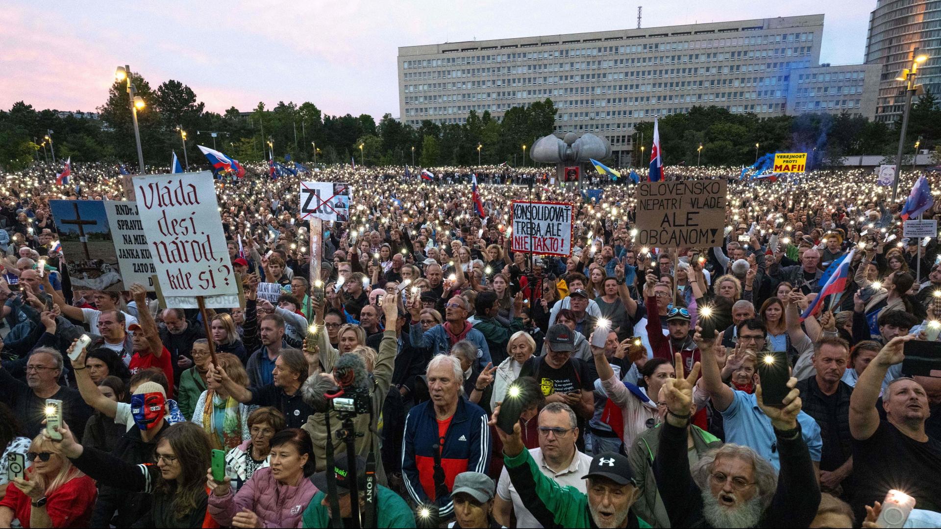 Zahlreiche Menschen protestieren in Bratislava | AFP