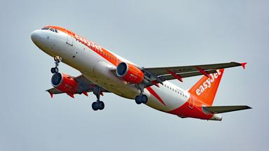 easyJet-Airbus A320-214 beim Anflug an den Flughafen Stansted.