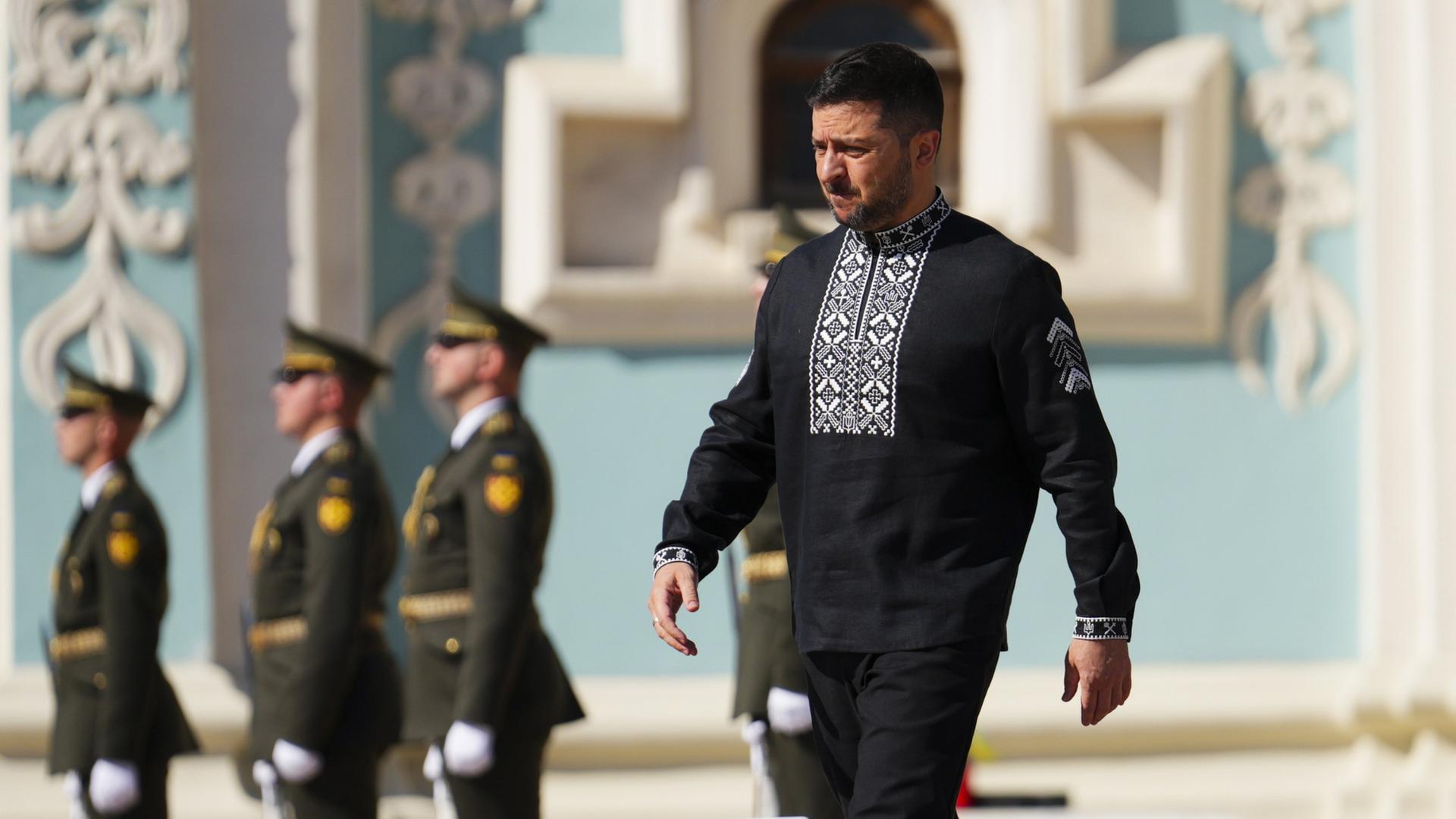 Wolodymyr Selenskyj geht auf dem Sophia Square entlang. | AP