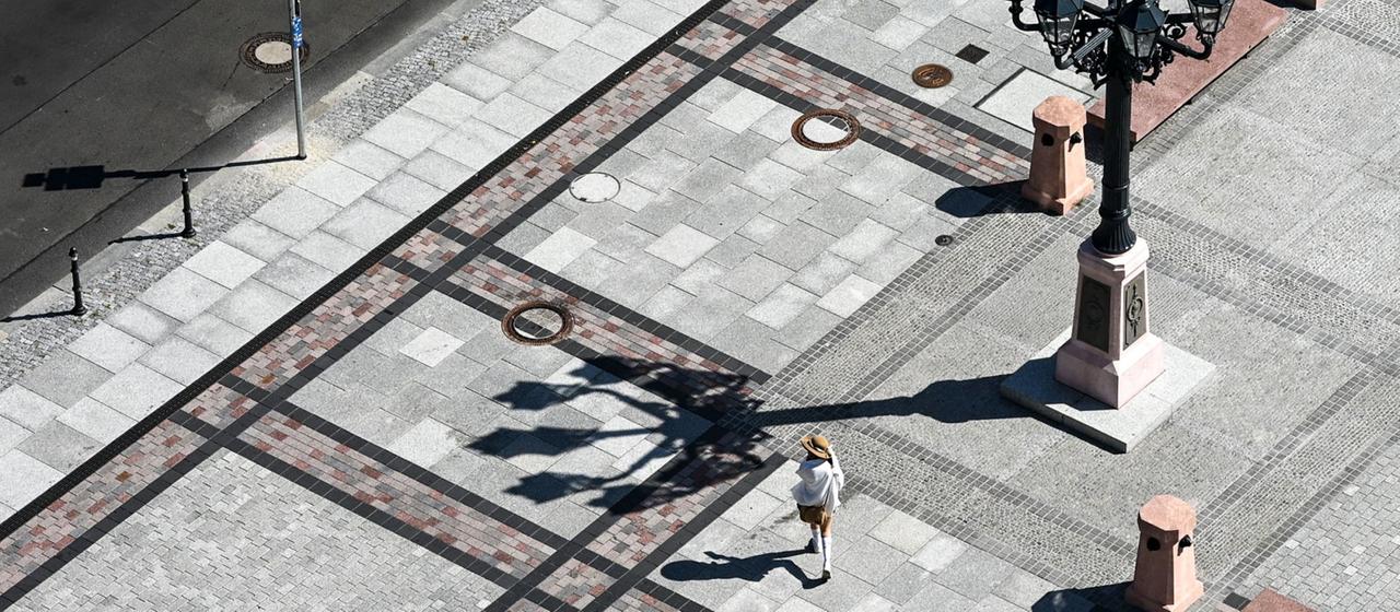 Blick auf den sonnigen Gendarmenmarkt in Berlin.