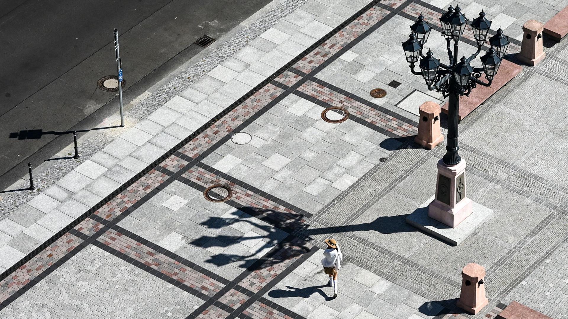 Blick auf den sonnigen Gendarmenmarkt in Berlin. | Jens Kalaene/dpa