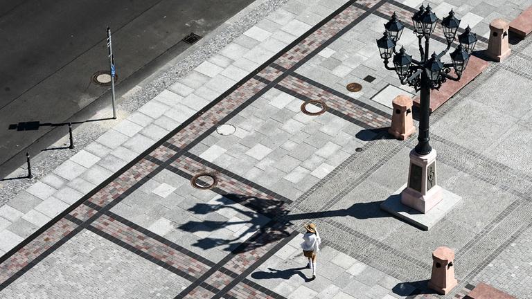 Blick auf den sonnigen Gendarmenmarkt in Berlin.
