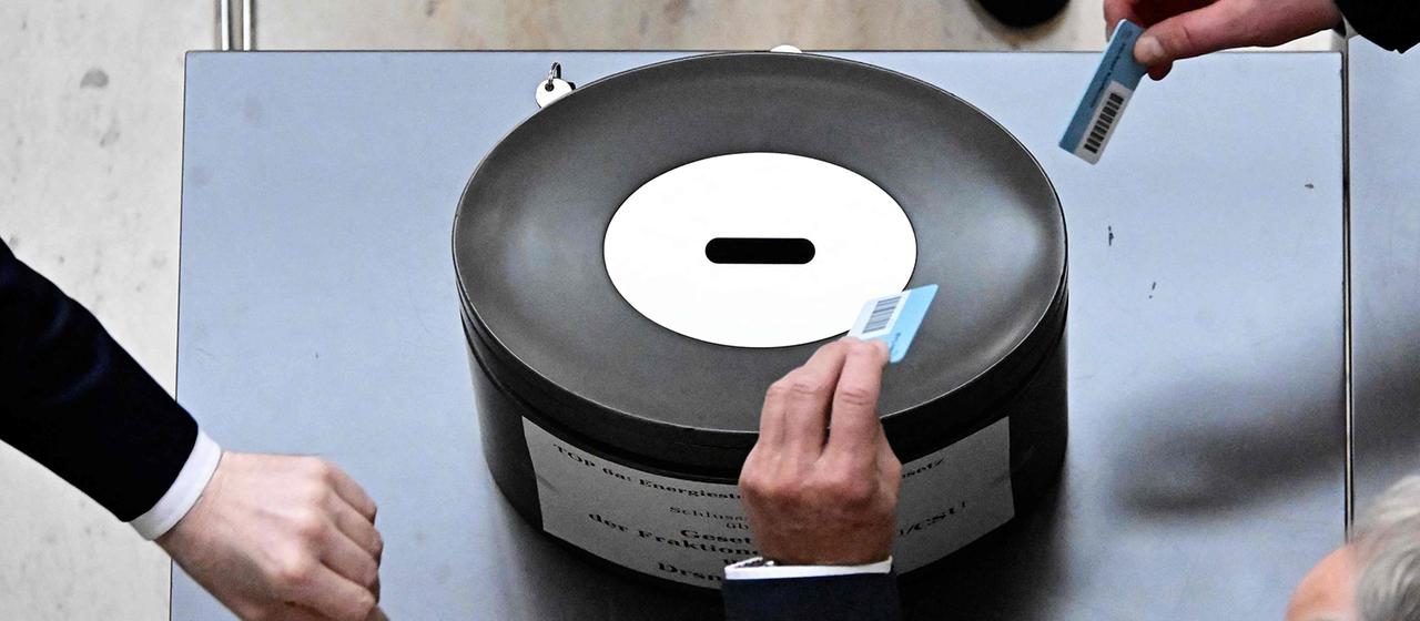 Bundestag beschließt Tankrabatt und Entlastungsprämie