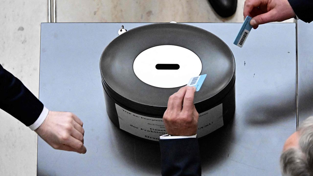 Bundestag beschließt Tankrabatt und Entlastungsprämie