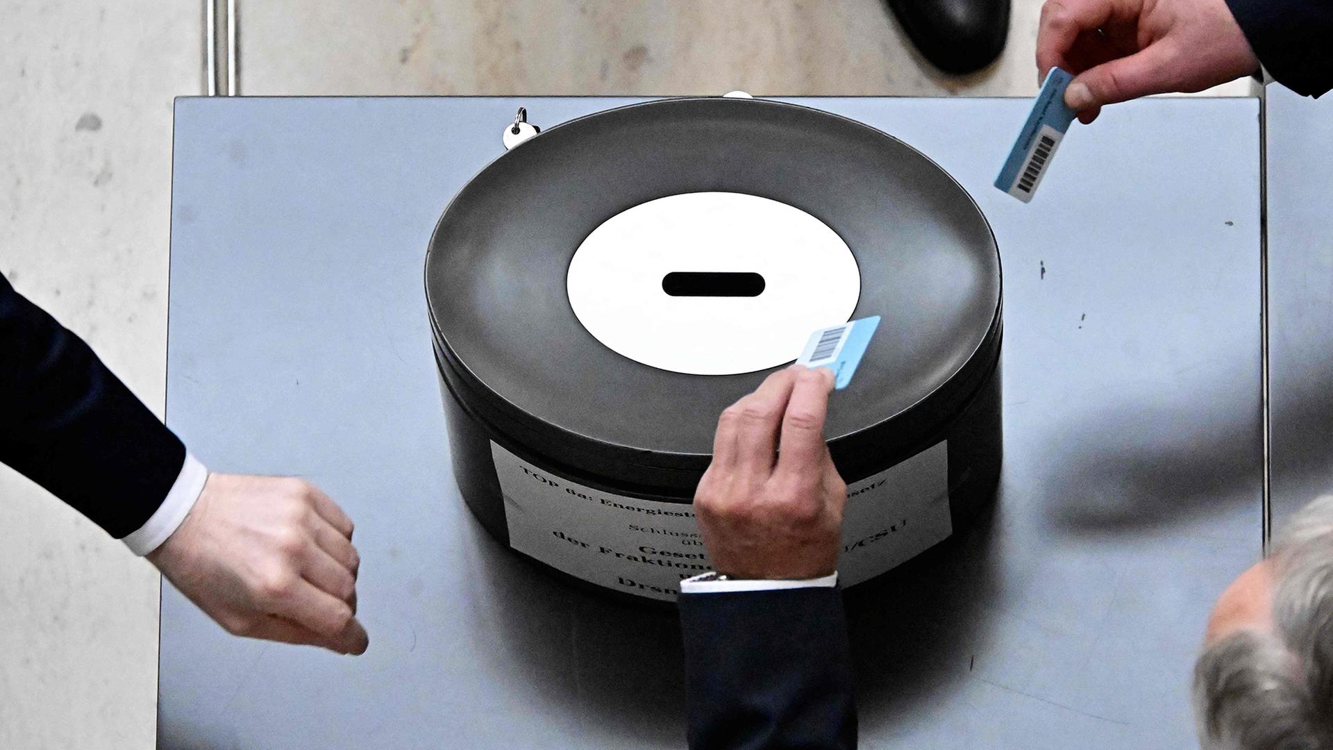 Bundestagsabgeordnete geben ihre Stimmen ab. | AFP