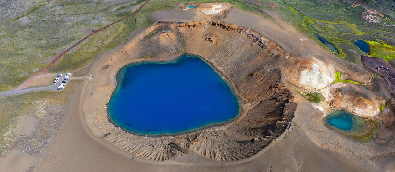 in Drohnenblick auf den türkisfarbenen Viti Crater Lake in der Kravla Vulkankaldera im Norden Islands.