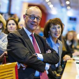 Friedrich Merz und seine Ehefrau Charlotte Merz bei einer Wahlkampfveranstaltung der CDU im Sauerland