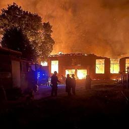 Rauch und Flammen steigen aus einem Gebäude in Kupjansk auf. (Archivbild: 05.08.2023)
