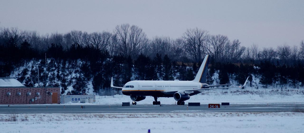 Ein Flugzeug, das angeblich den gestürzten venezolanischen Präsidenten Nicolas Maduro befördert, rollt auf der Stewart Air National Guard Base in Newburgh im US-Bundesstaat New York.