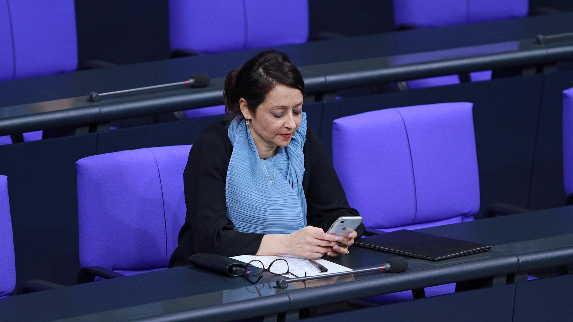Archivbild:Felor Badenberg, parteilose Berliner Senatorin für Justiz und Verbraucherschutz, schaut auf ihr Smartphone am 20.03.2024.(Quelle:imago images/dts Nachrichtenagentur) | imago images/dts Nachrichtenagentur