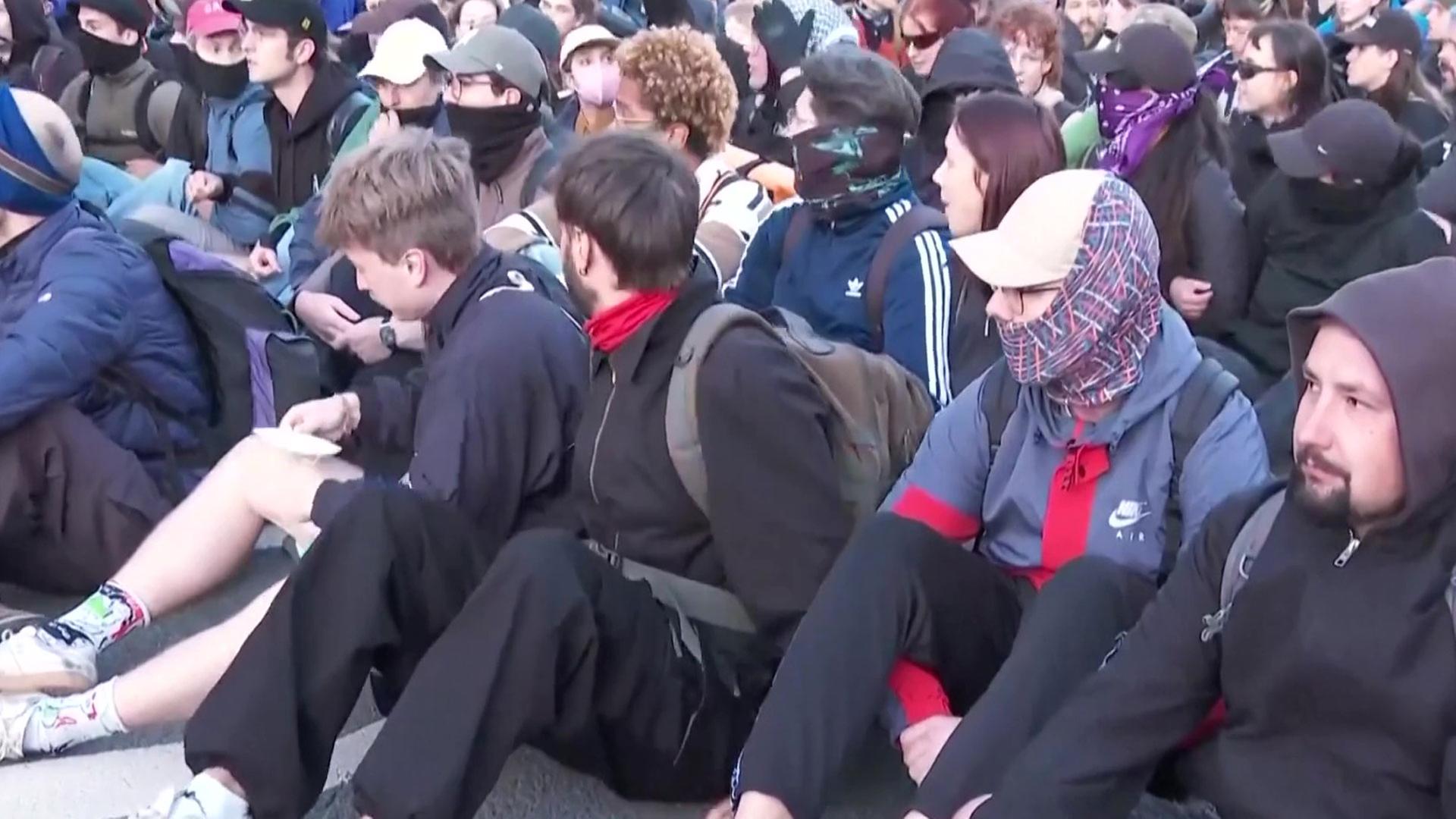Aktivisten blockieren mehrere Zufahrtsstraßen zum AfD-Bundesparteitag in Erfurt