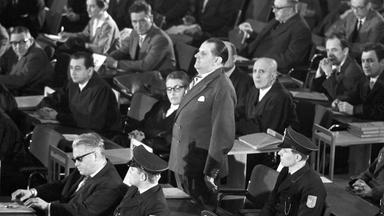 Der erste Auschwitz-Prozess im Plenarsaal der Frankfurter Stadtverordnetenversammlung wird eröffnet.