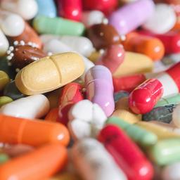 Unterschiedliche Tabletten verschiedener Formen und Farben