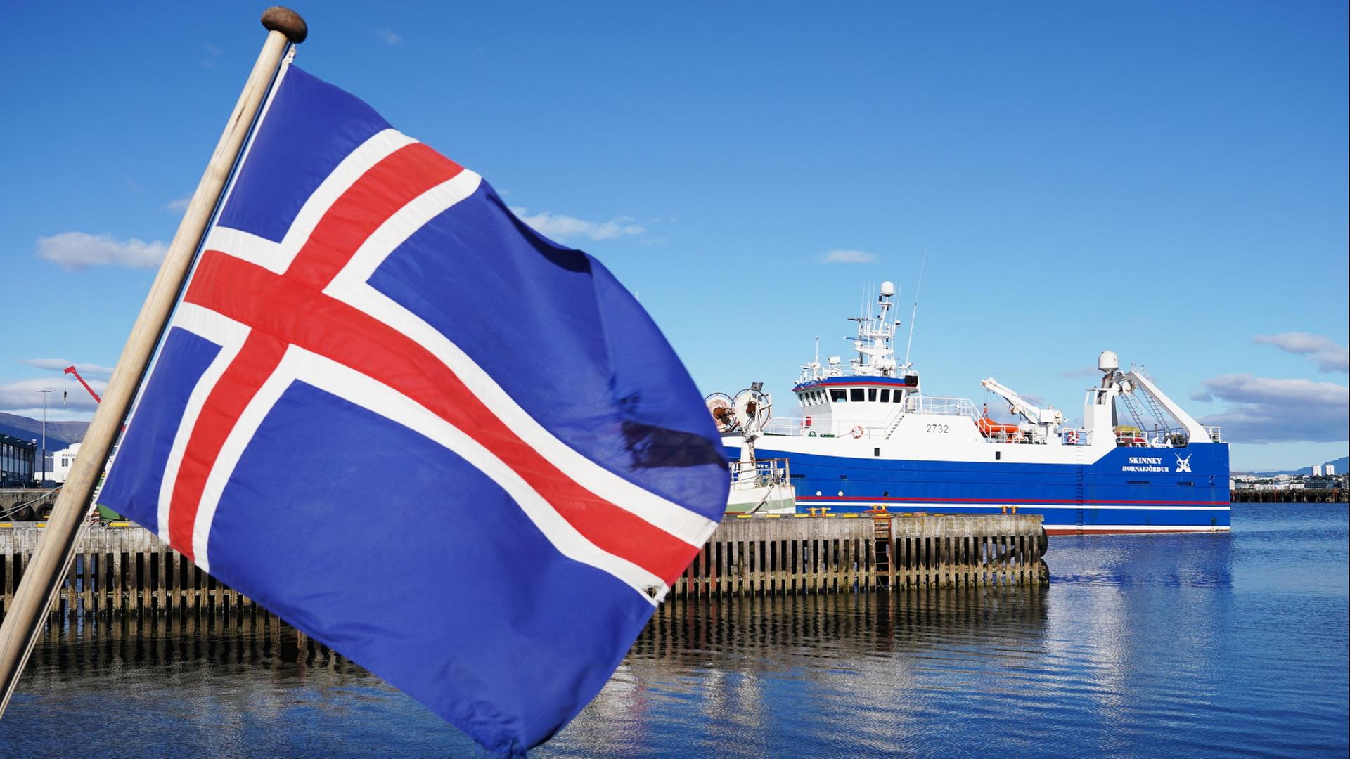 Eine isländische Flagge weht im Hafen von Reykjavik. | AP Photo/James Brooks