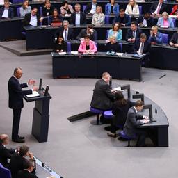 Friedrich Merz spricht im Bundestag.