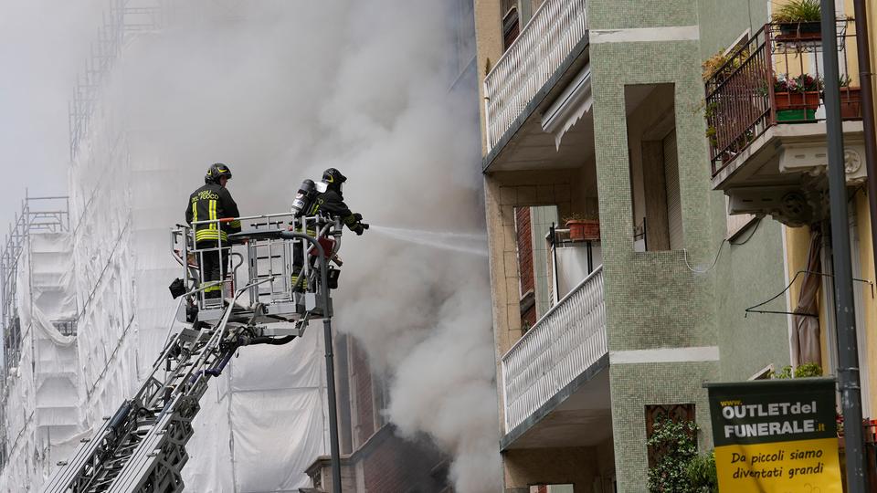 Feuerwehrmänner löschen einen Brand in Mailand.