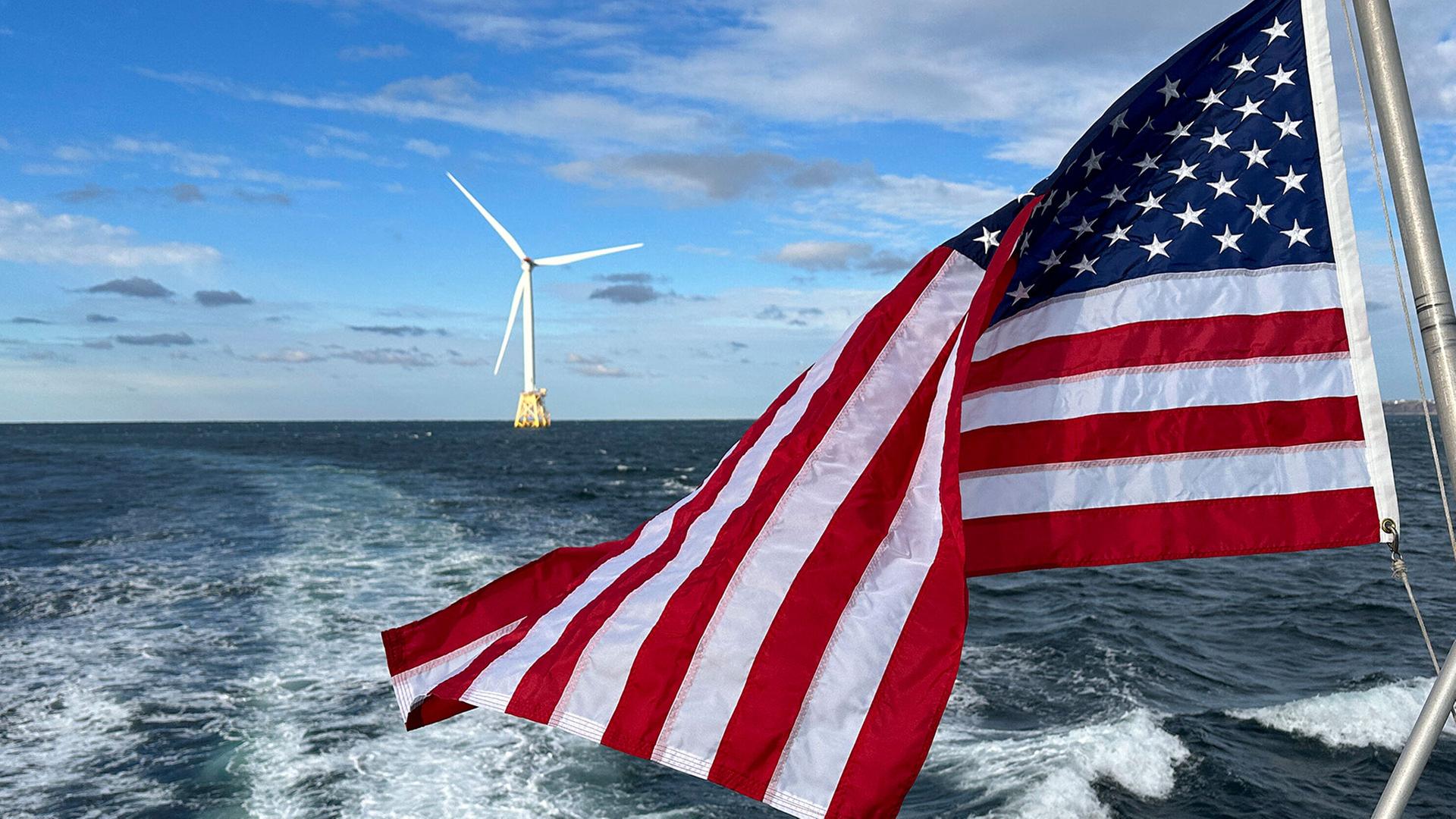 USA Flagge vor einem Offshore Windpark des Energieentwicklers Ørsted vor Rhode Island. | picture alliance / ASSOCIATED PR