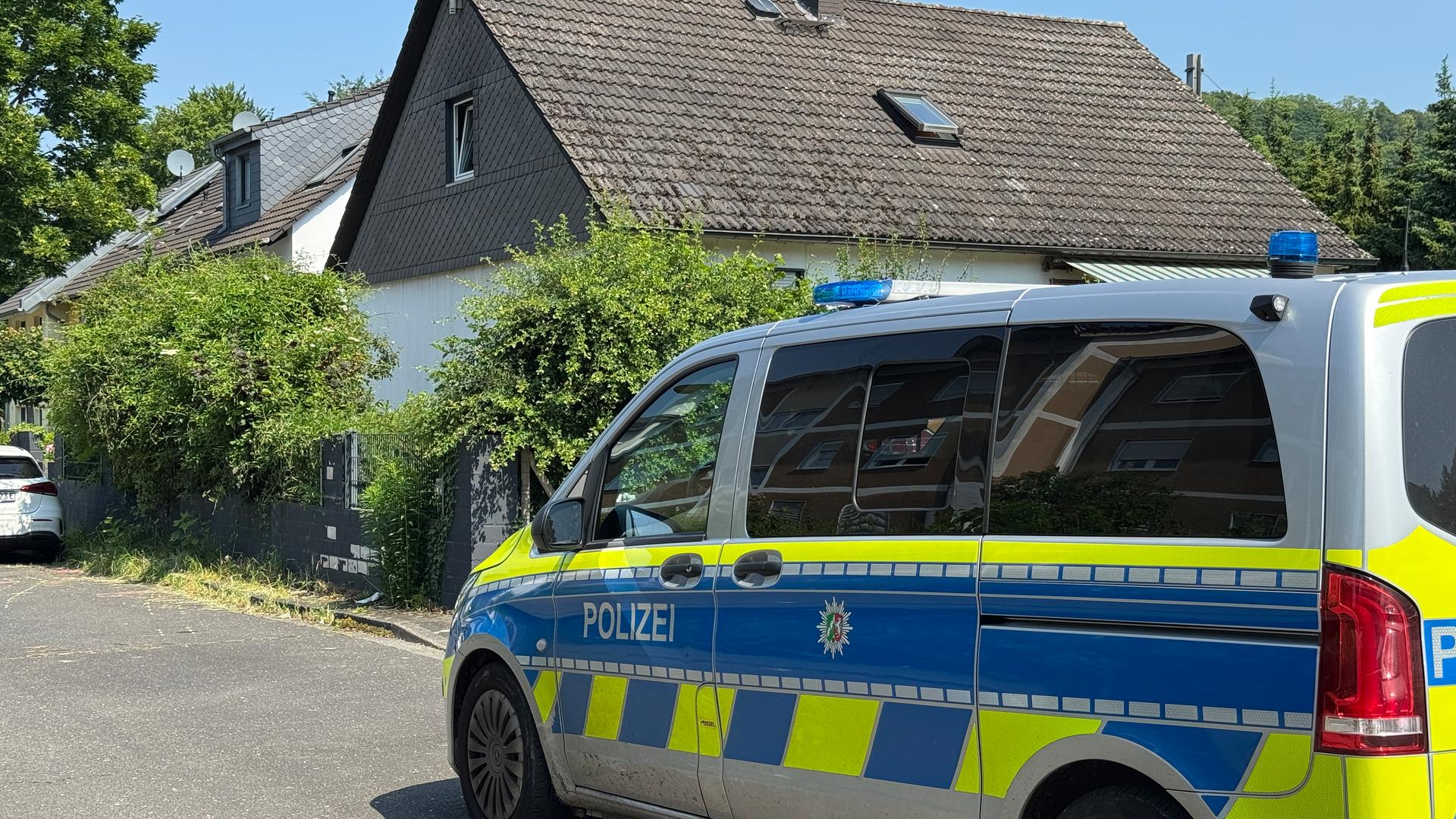Mann greift Mutter seiner Ex an und stellt sich