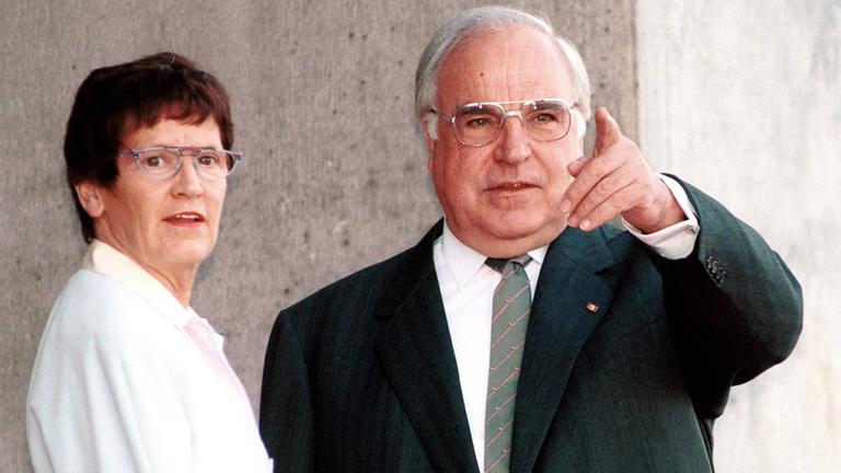 Rita Süssmuth und Helmut Kohl (Archivbild: 19.07.1994) | imago images/photo2000 Rita Süssmuth und Helmut Kohl (Archivbild: 19.07.1994)