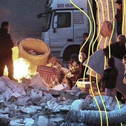 Aus Angst vor einem weiteren Erdbeben in Istanbul, bereiten sich Menschen darauf vor, die Nacht außerhalb ihrer Häuser in Parks und auf offenen Plätzen zu verbringen.