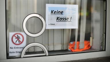 Ein geschlossenes Kassenfenster