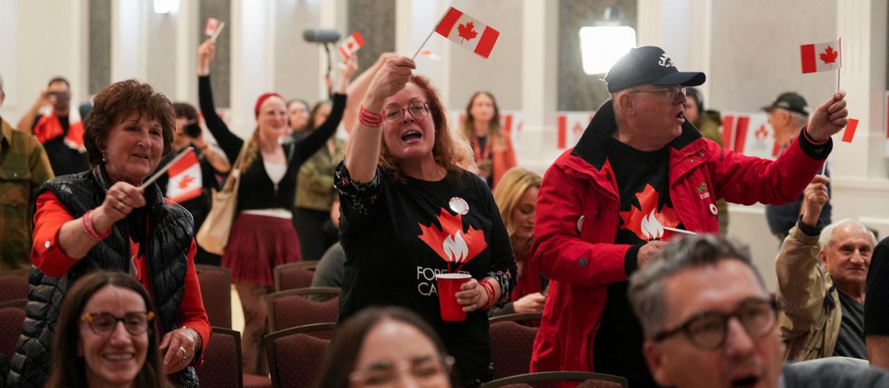 Gegner einer Loslösung Albertas von Kanada jubeln in Edmonton.