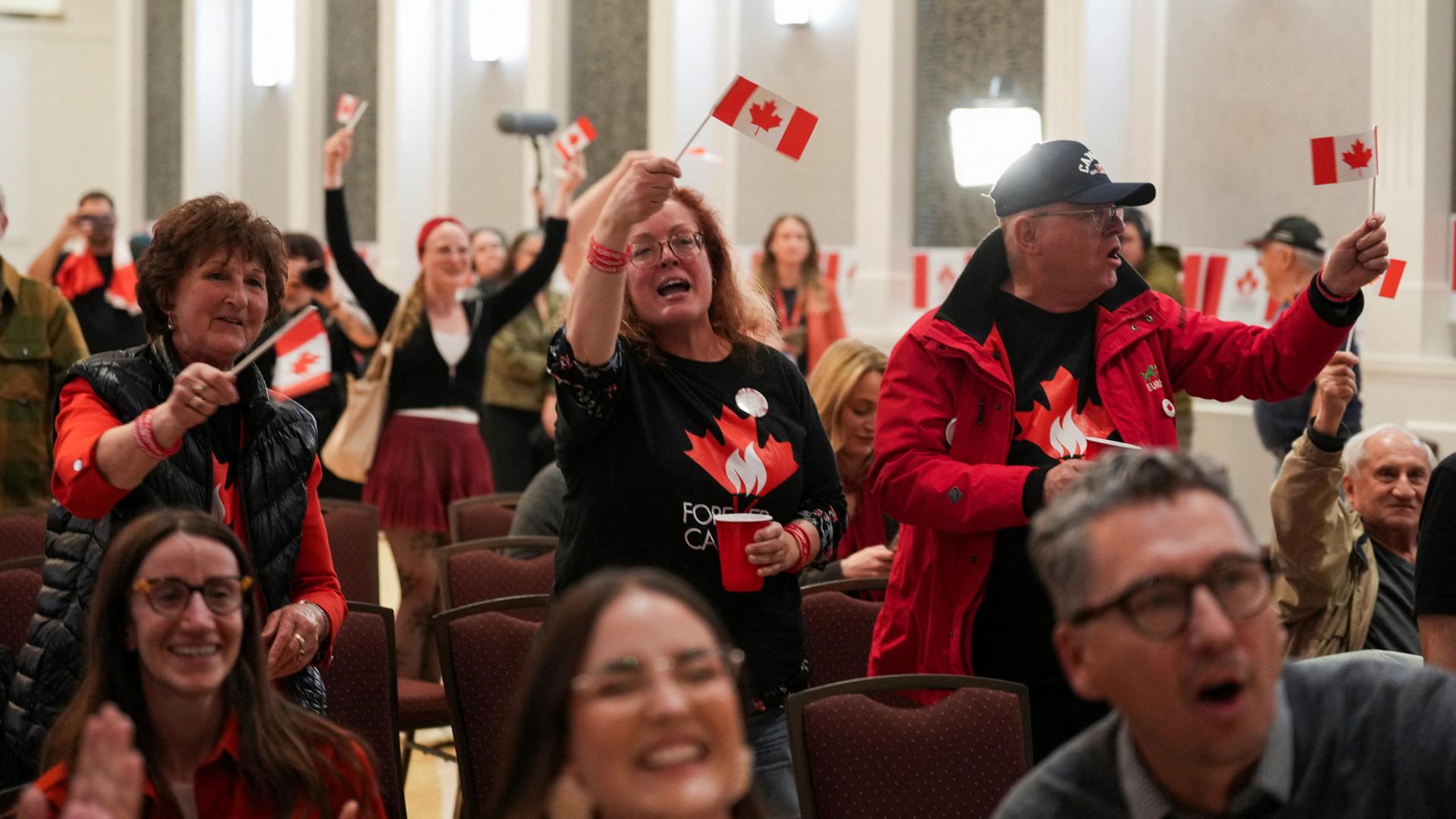 Gegner einer Losl�sung Albertas von Kanada jubeln in Edmonton. | REUTERS