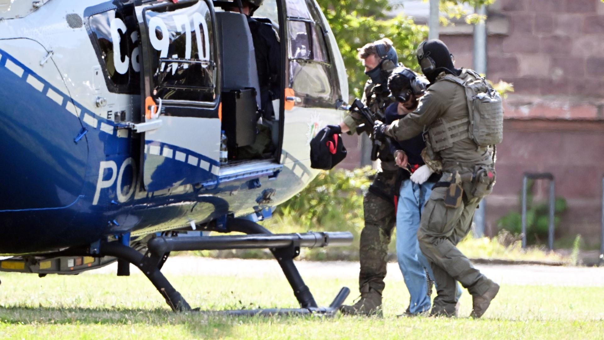 Der mutmassliche Täter des Messerangriffs von Solingen wird zu einem Hubschrauber gebracht. | dpa