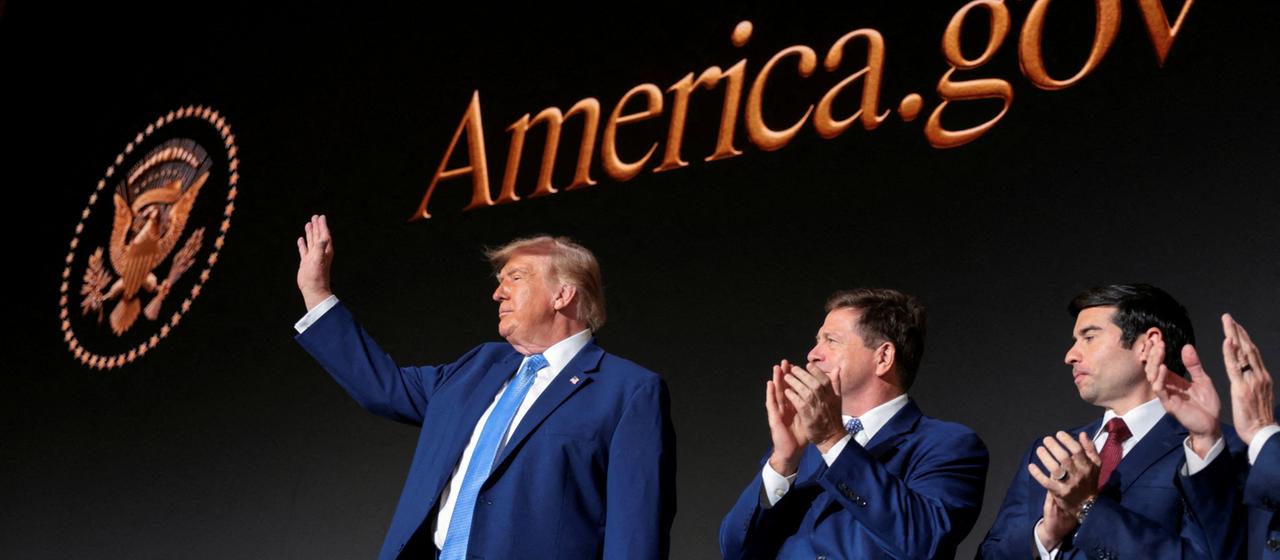 Donald Trump und andere unter dem Schriftzug "America.gov"
