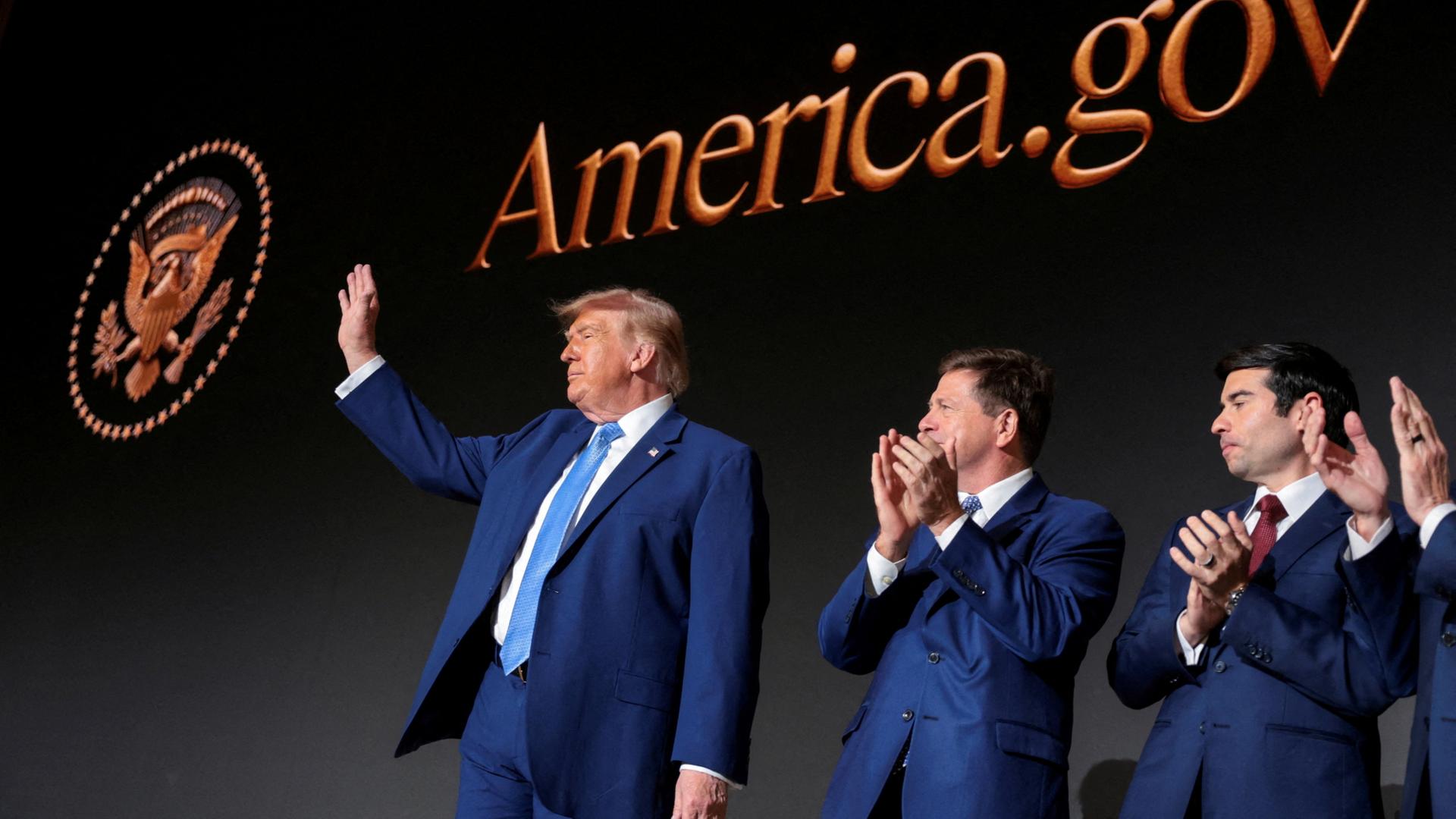 Donald Trump und andere unter dem Schriftzug 