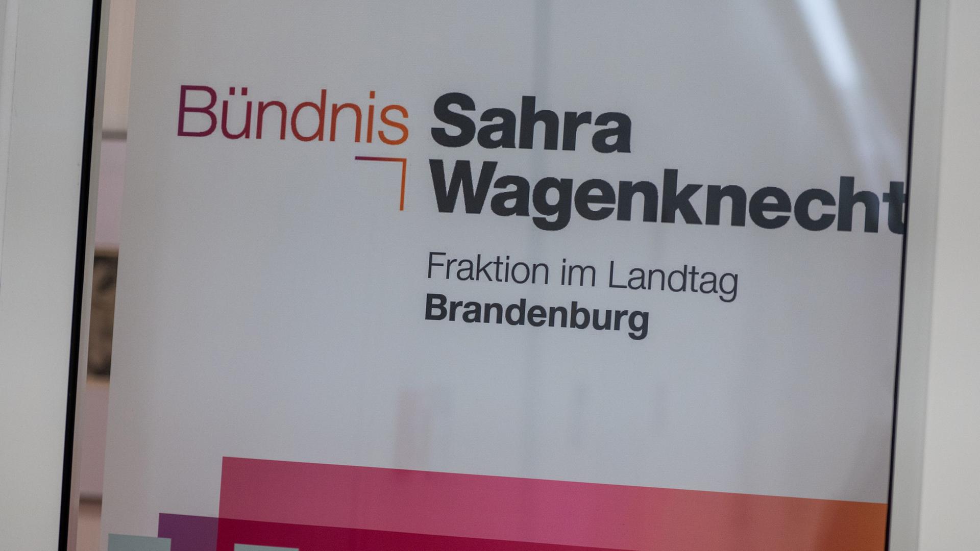 Im Landtag von Brandenburg steht ein Aufsteller mit der Aufschrift 