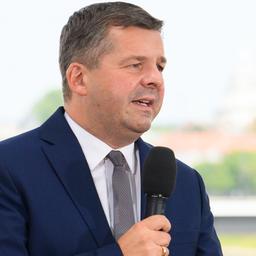 Sven Schulze spricht während einer Pressekonferenz.