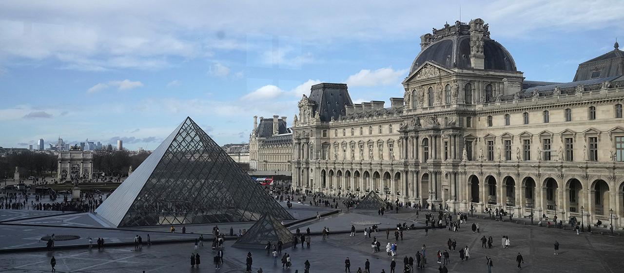Zu sehen ist die Glaspyramide des Louvre in Paris.
