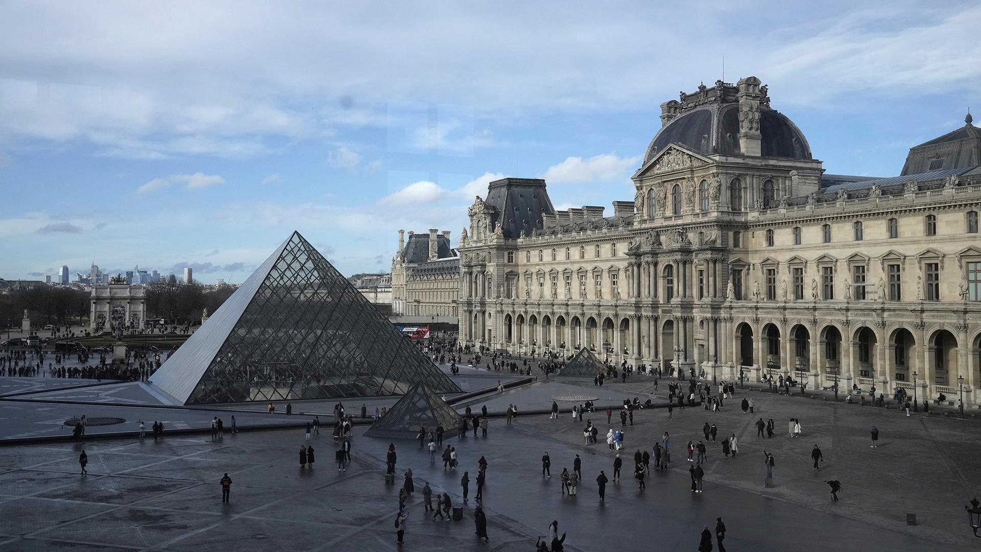 Zu sehen ist die Glaspyramide dse Louvres in Paris. | dpa