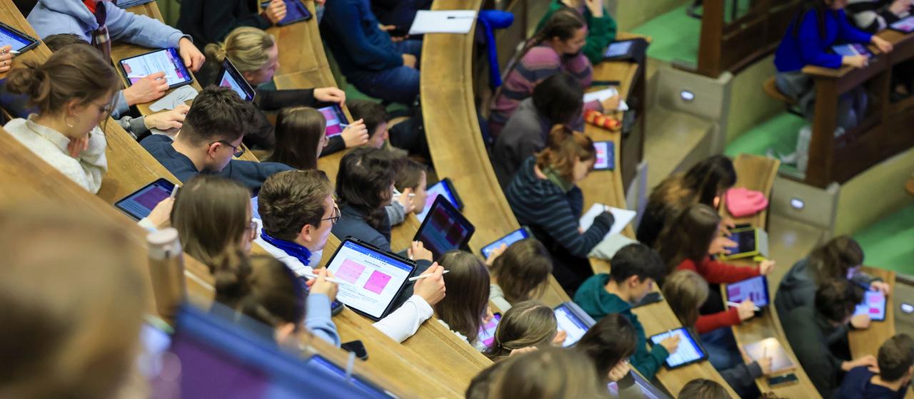 Studentinnen und Studenten sitzen in einer Vorlesung der Universität Leipzig.
