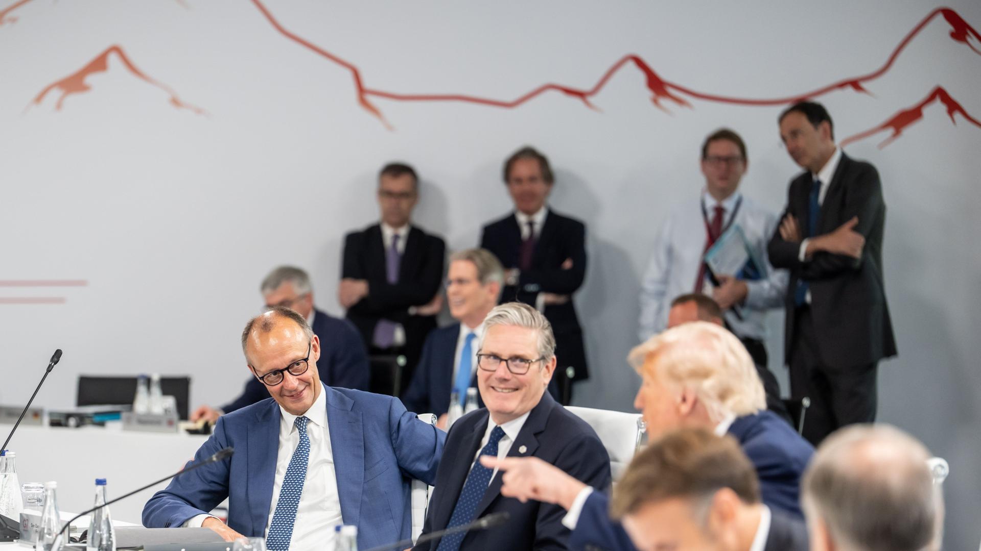 Arbeitssitzung beim G7 Gipfel in Evian. | Michael Kappeler/dpa-Pool/dpa