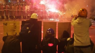 Demonstranten geraten mit Bereitschaftspolizisten aneinander  (Bild vom 15.10.2025).