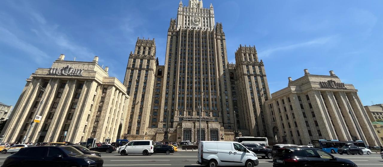 Vor dem russischen Außenministerium fahren Autos am Smolenskaja-Platz in Moskau.